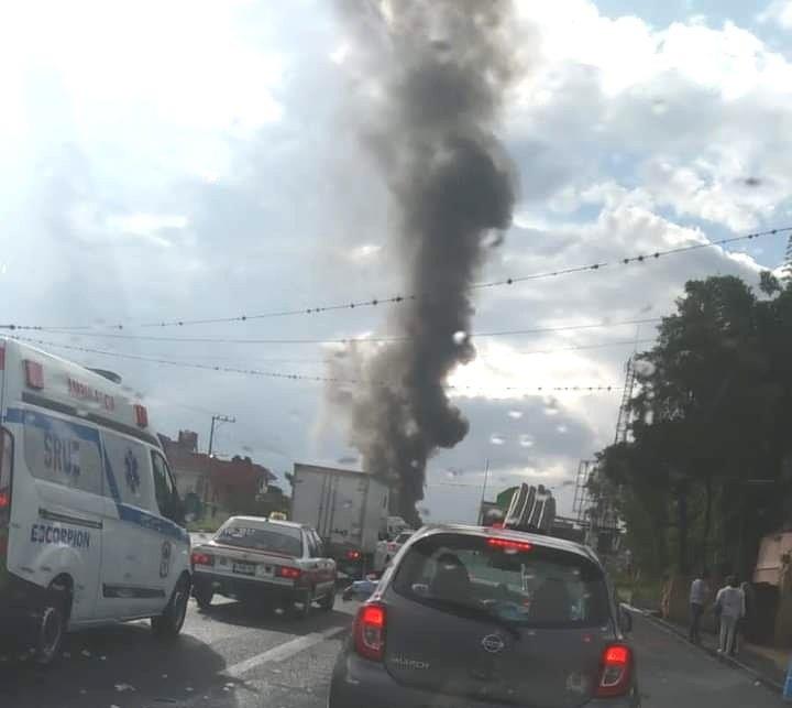 En Miradores, dos tráileres se incendian tras chocar (+Video)