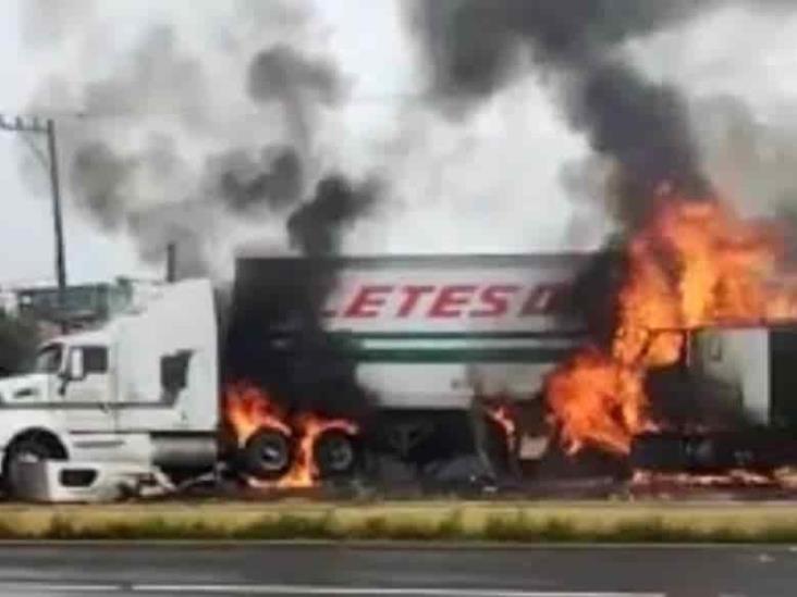 En Miradores, dos tráileres se incendian tras chocar (+Video)