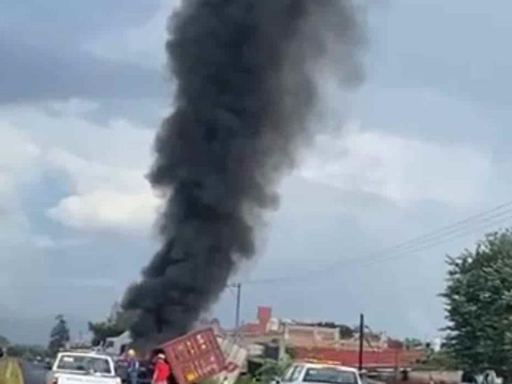 En Miradores, dos tráileres se incendian tras chocar (+Video)