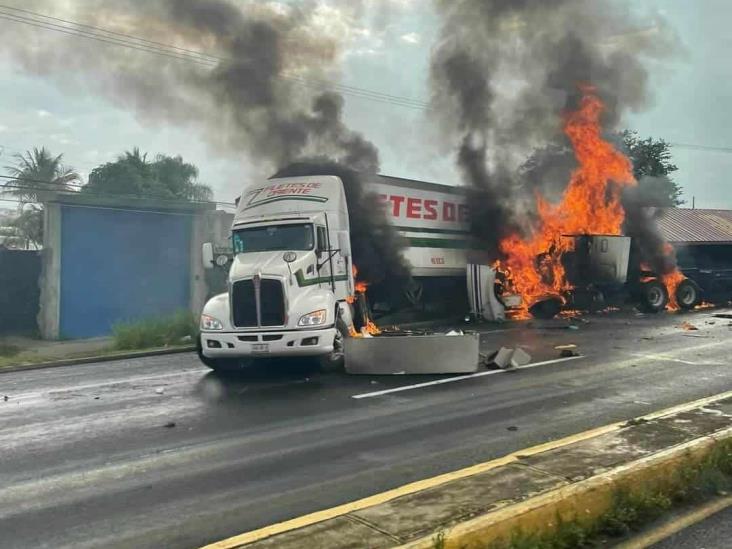 En Miradores, dos tráileres se incendian tras chocar (+Video)