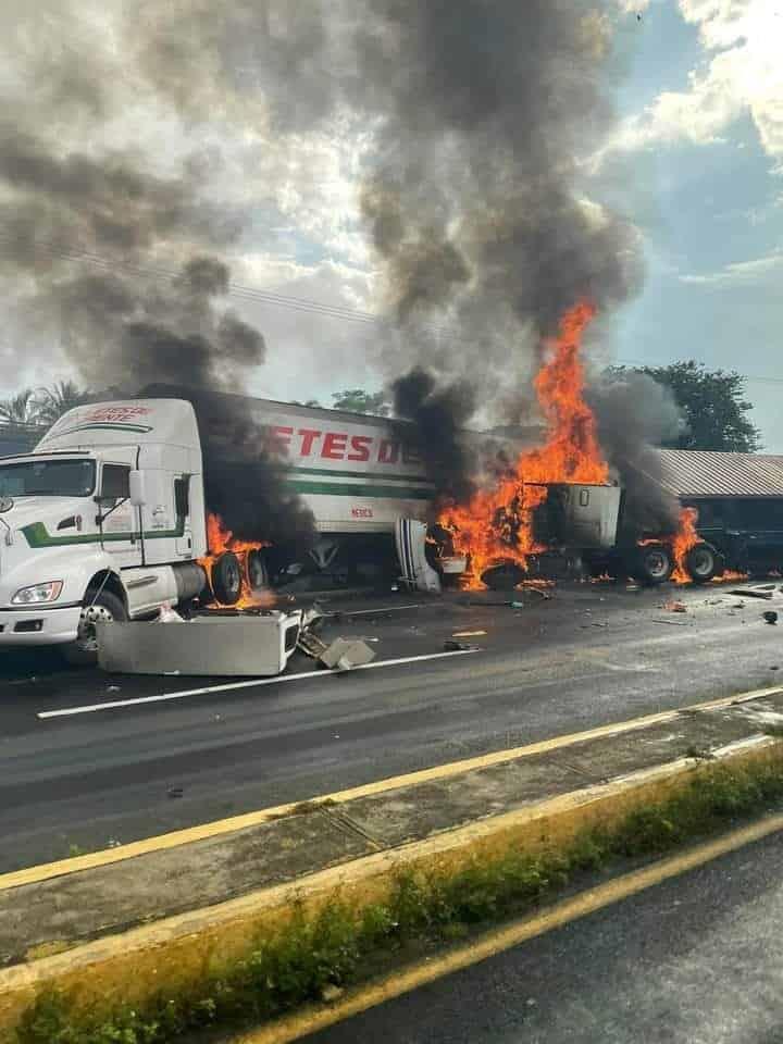 En Miradores, dos tráileres se incendian tras chocar (+Video)