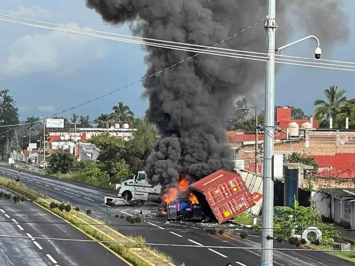 En Miradores, dos tráileres se incendian tras chocar (+Video)