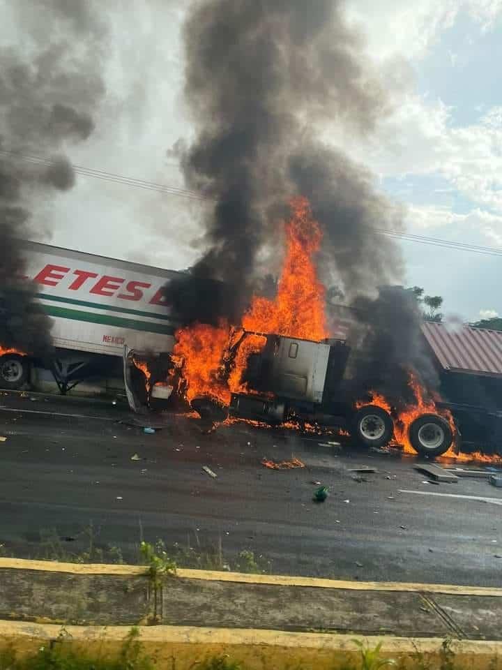 En Miradores, dos tráileres se incendian tras chocar (+Video)