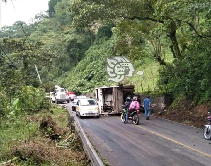 Vuelca camión de basura en la barranca de Chocamán