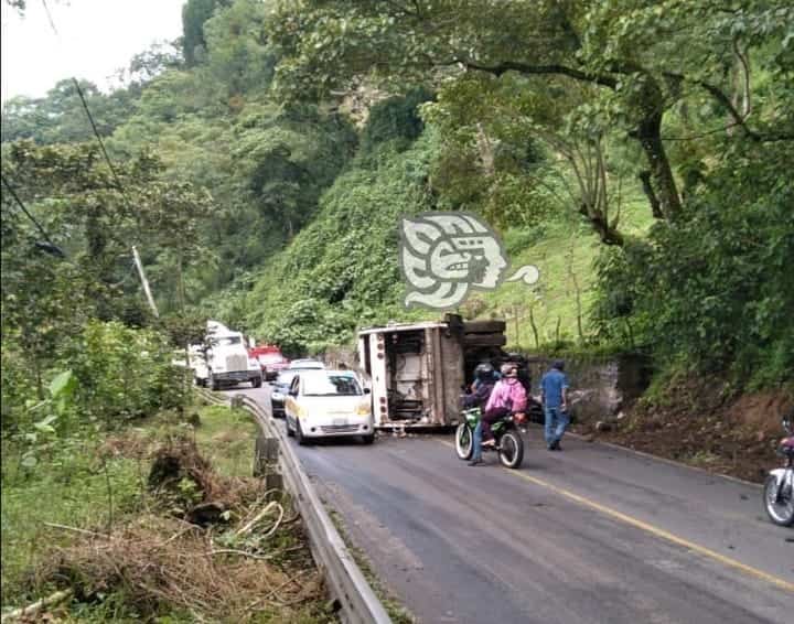 Vuelca camión de basura en la barranca de Chocamán