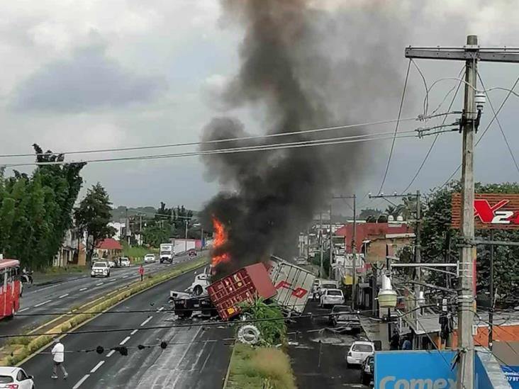 En Miradores, dos tráileres se incendian tras chocar (+Video)