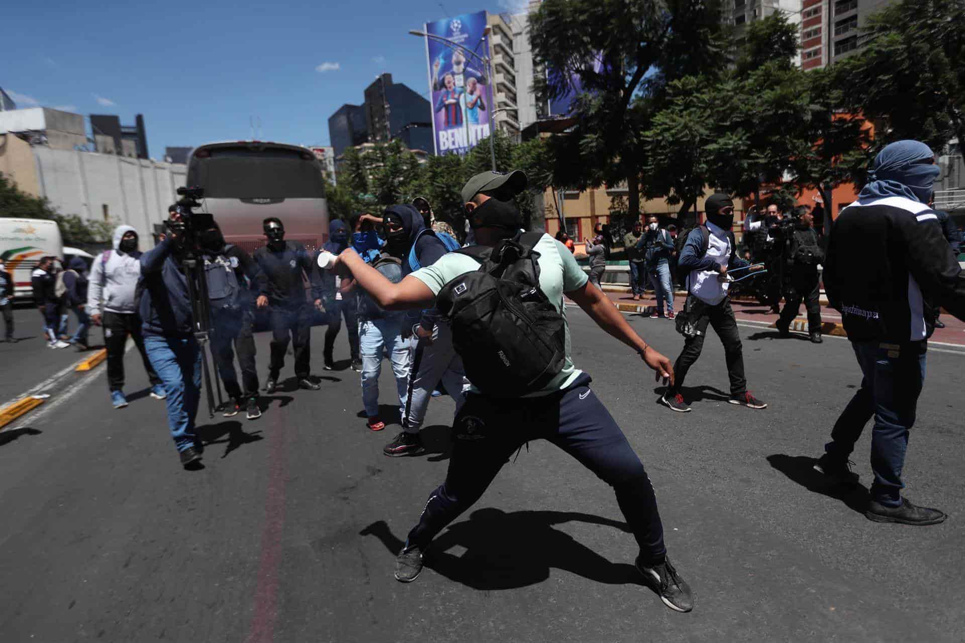 No se puede enfrentar la violencia con mas violencia: AMLO a normalistas