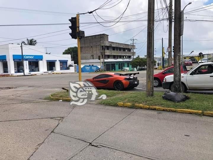 Lujoso McLaren genera sensación al recorrer calles de Coatzacoalcos