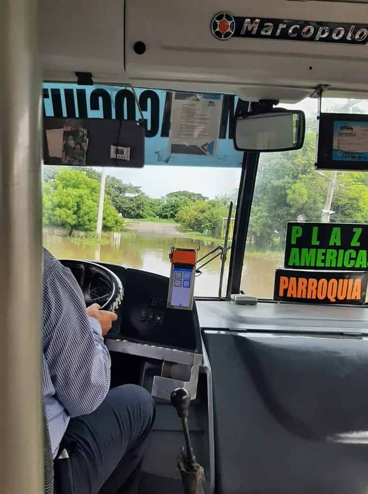 Registros sin tapa y calles encharcadas aquejan a ciudadanos en Veracruz