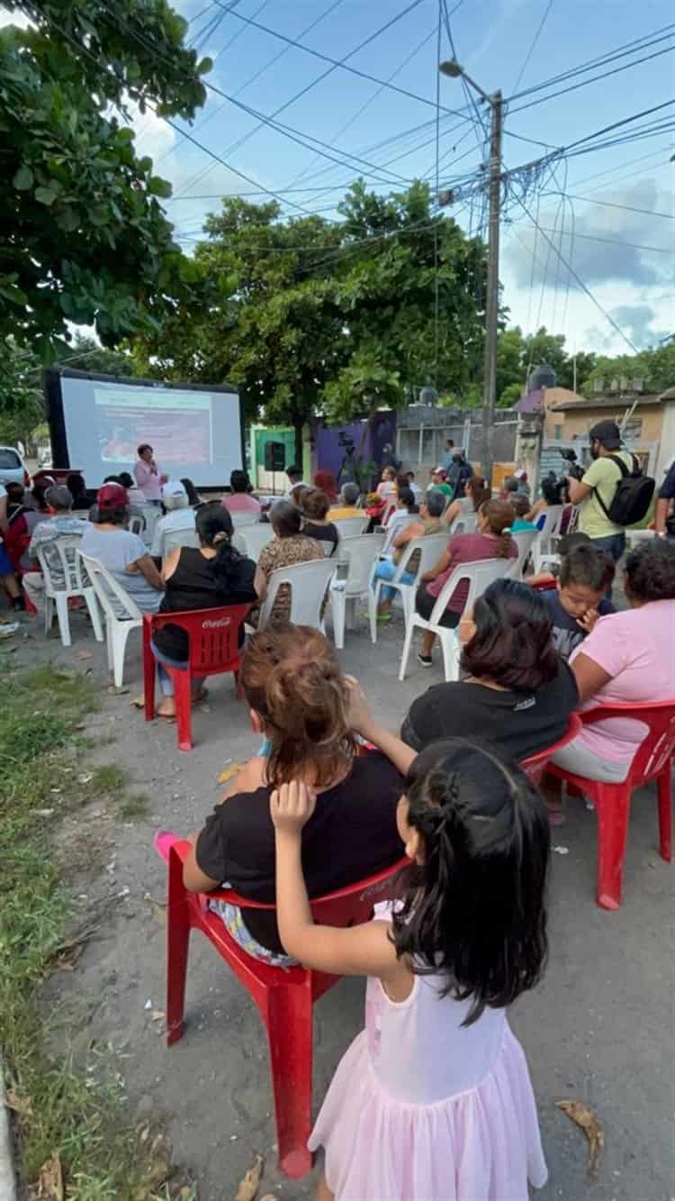 Hernández Espejo da informe legislativo en colonia de Veracruz