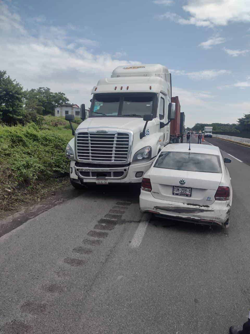 Tráiler impacta a automóvil sobre la autopista Veracruz-Córdoba