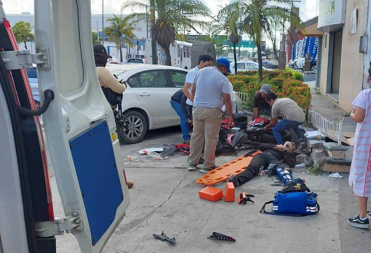 Motociclista se impacta contra un automóvil en colonia de Veracruz