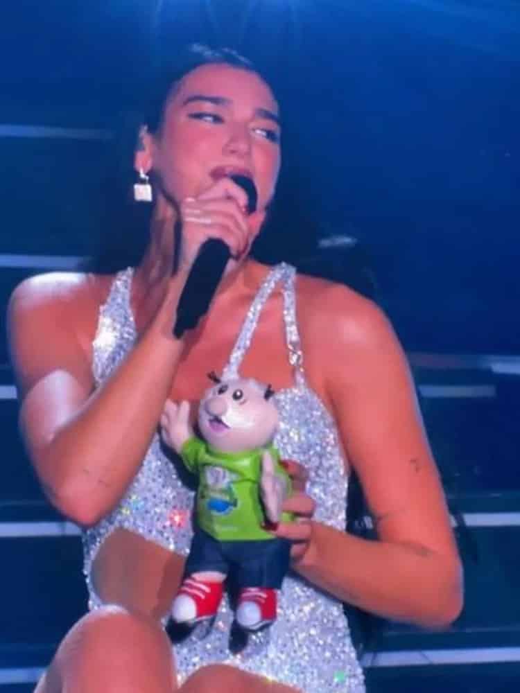 Dua Lipa aceptó al Dr. Simi y explicó razón por la que pateó peluche en CDMX