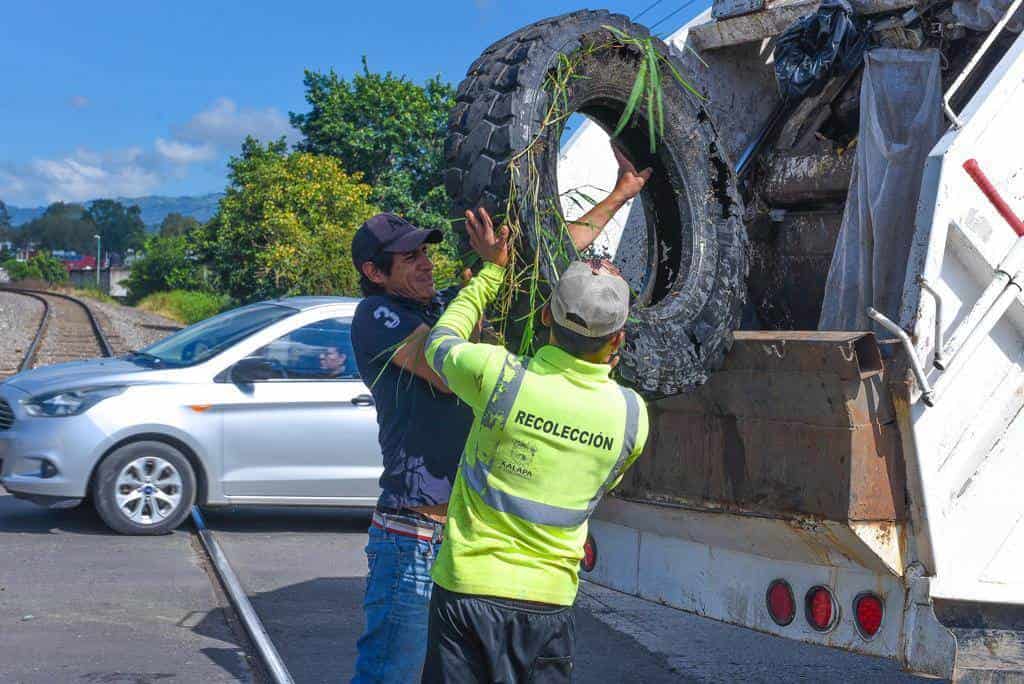 Durante jornadas, recolectan hasta 80 toneladas de cacharros en Xalapa