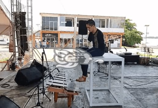Acaparó miradas Cesar el joven que toca la marimba con los pies