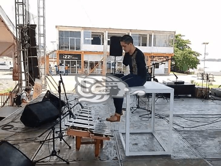 Acaparó miradas Cesar el joven que toca la marimba con los pies