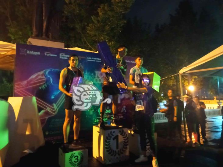 Lluvia de color en carrera de Xalapa; aguacero no detuvo a corredores (+Video)