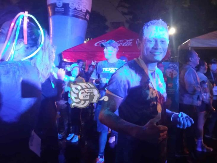Lluvia de color en carrera de Xalapa; aguacero no detuvo a corredores (+Video)
