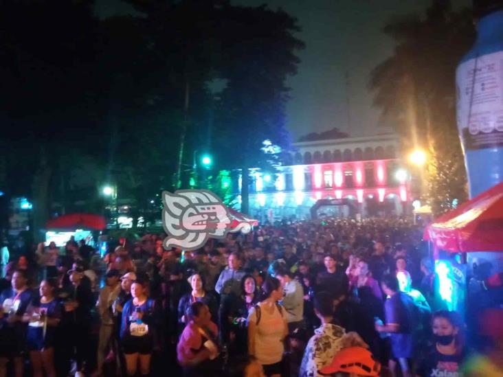 Lluvia de color en carrera de Xalapa; aguacero no detuvo a corredores (+Video)