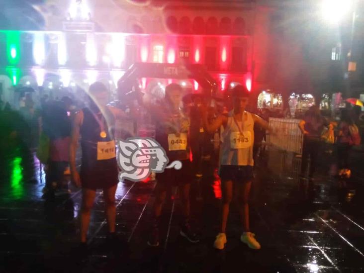 Lluvia de color en carrera de Xalapa; aguacero no detuvo a corredores (+Video)