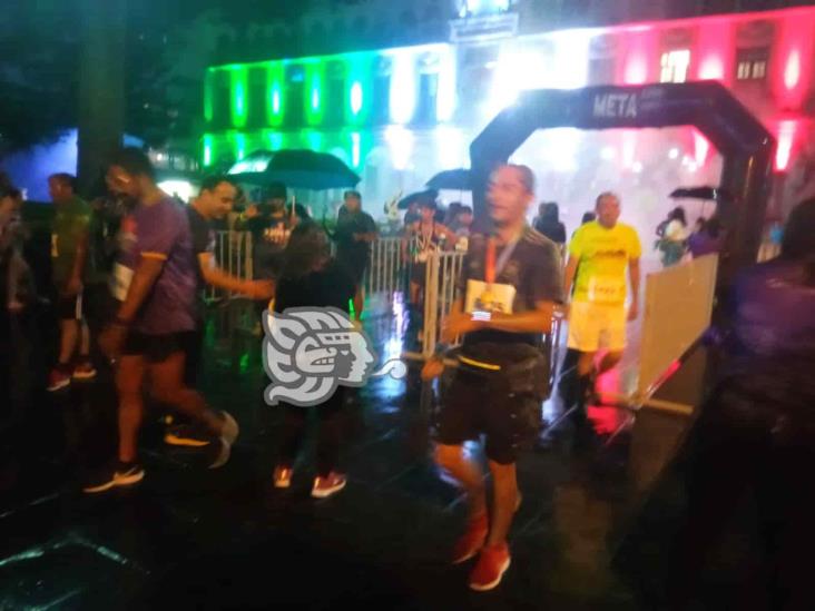 Lluvia de color en carrera de Xalapa; aguacero no detuvo a corredores (+Video)
