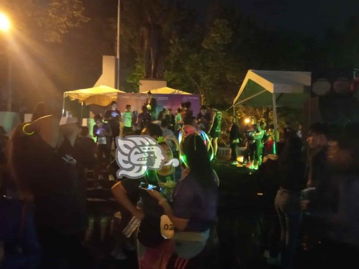Lluvia de color en carrera de Xalapa; aguacero no detuvo a corredores (+Video)