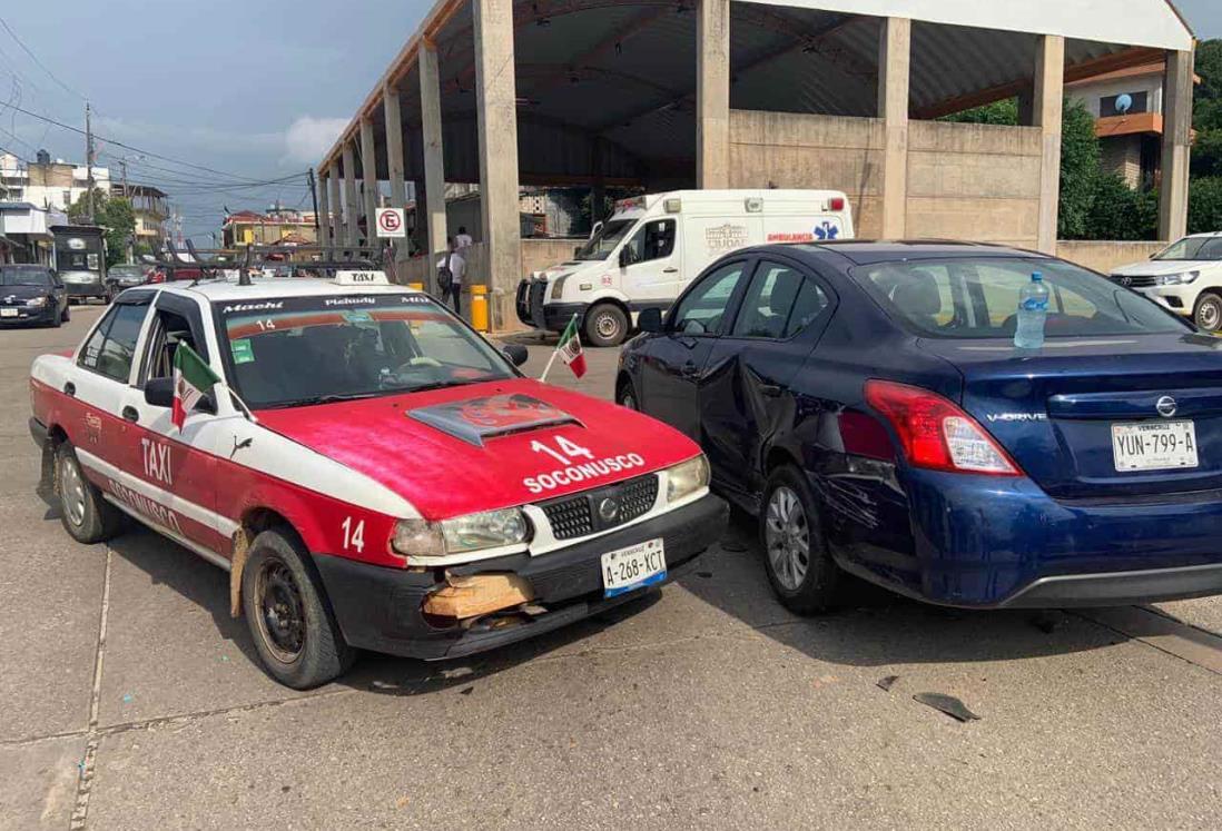 Sufre acayuqueña crisis nerviosa por choque de taxi