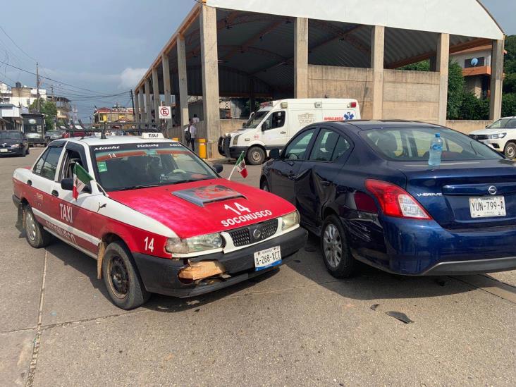 Sufre acayuqueña crisis nerviosa por choque de taxi