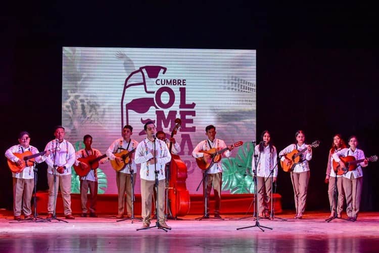 Grupos de danza y música se presentan durante Cumbre Olmeca