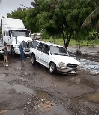 Cae camioneta a “cráter” en el fraccionamiento Torrentes en Veracruz (+Video)