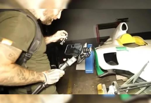 Creadores de contenido encuentran autos lujosos en edificio abandonado