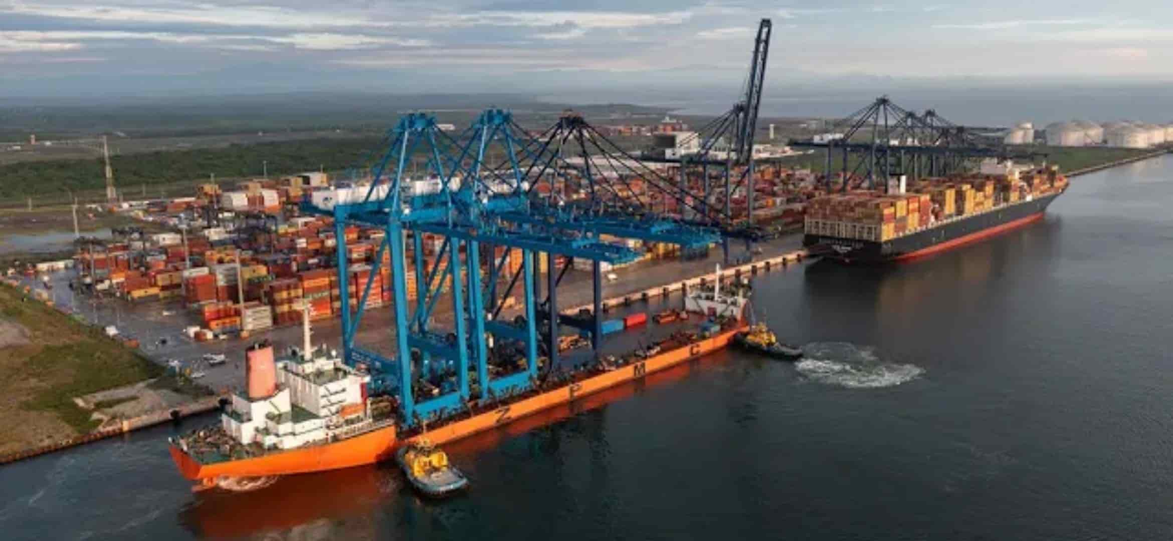 Llega nueva grúa para aumentar movimiento en el puerto de Veracruz