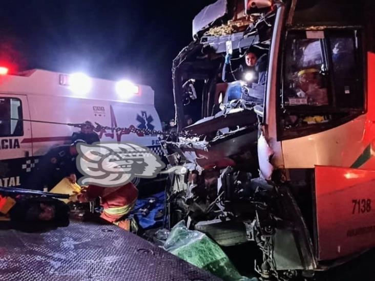 Chocan autobús y tráiler en libramiento de Plan del Río; hay un muerto y 15 heridos