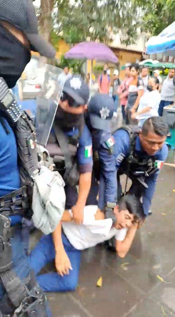 Desalojan a vendedores antorchistas en Coatepec; acusan violencia policial (+Video)