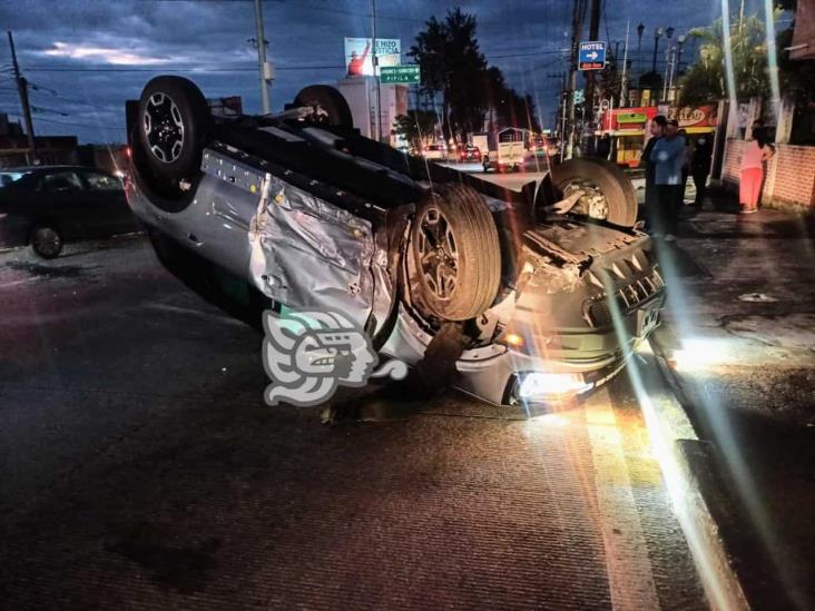 Vuelca vehículo al protagonizar choque en avenida Lázaro Cárdenas de Xalapa