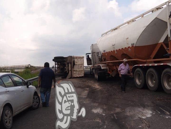 Tráfico de Cárdenas a Coatzacoalcos por volcadura de volteo