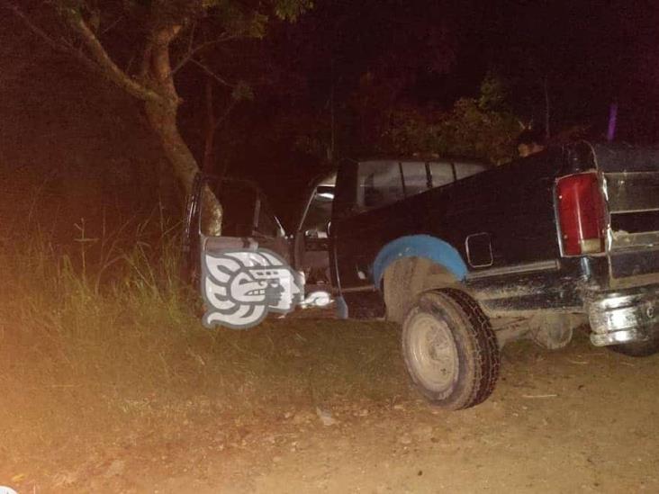 Policías de Yecuatla hallan camioneta abandonada en brecha municipal