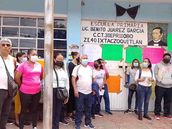 Expresan padres de escuela Benito Juárez de Ixtac rechazo a reubicación