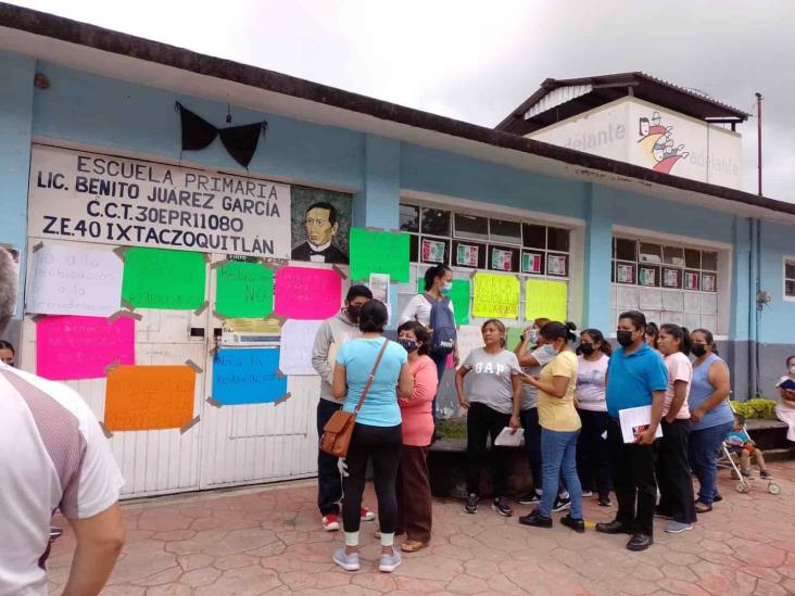 Expresan padres de escuela Benito Juárez de Ixtac rechazo a reubicación