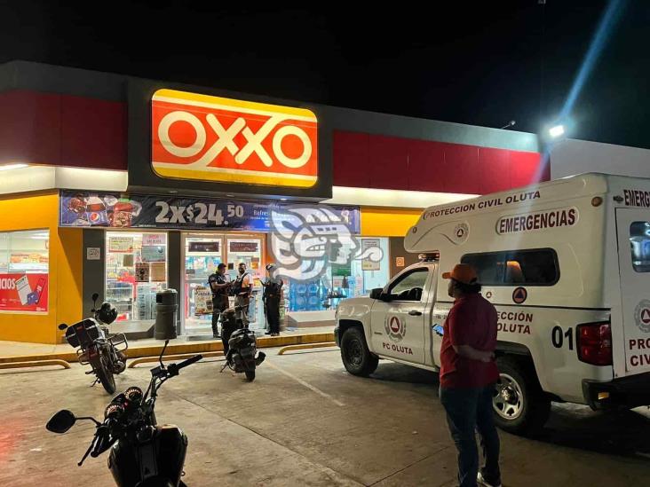 A punta de pistola roban Oxxo en Oluta; empleados con crisis nerviosa(+Video)