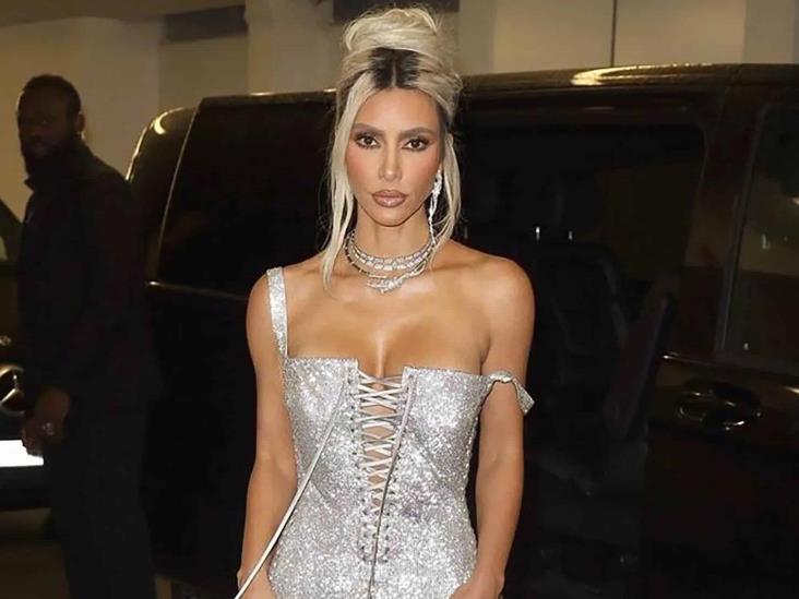 Captan a Kim Kardashian sin poder caminar por culpa de ajustado vestido