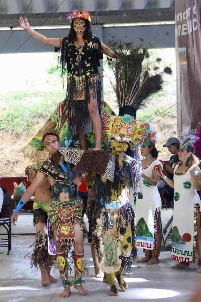 Asombra danza del jaguar de Oluta en cumbre Olmeca