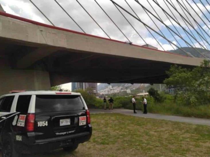 Joven pierde la vida tras lanzarse de puente en San Pedro, Nuevo León