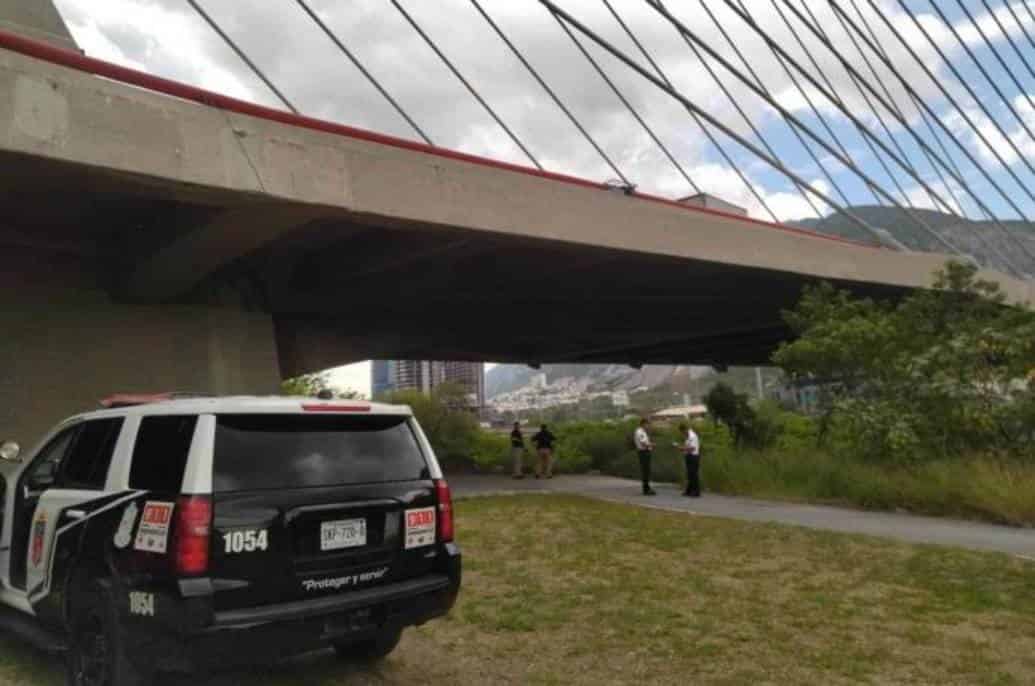 Joven pierde la vida tras lanzarse de puente en San Pedro, Nuevo León