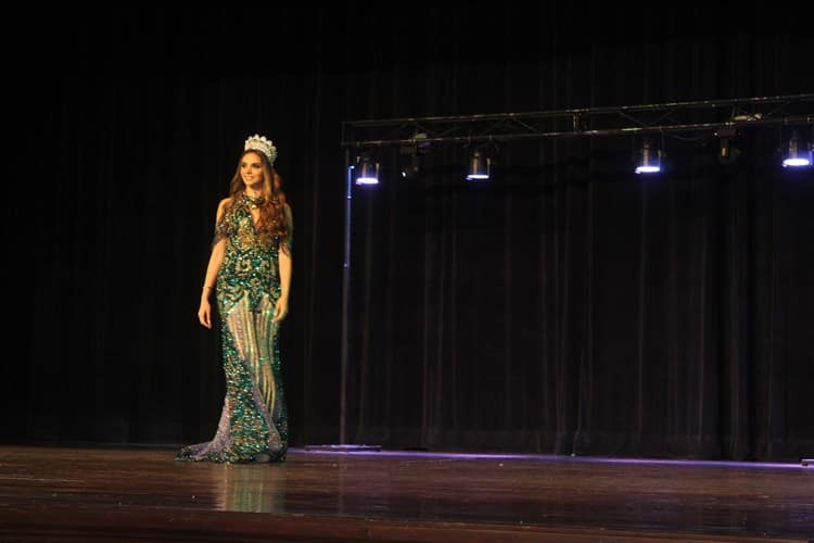 Flor Campos presentó colección The Golden Rose enfocada en las reinas de belleza