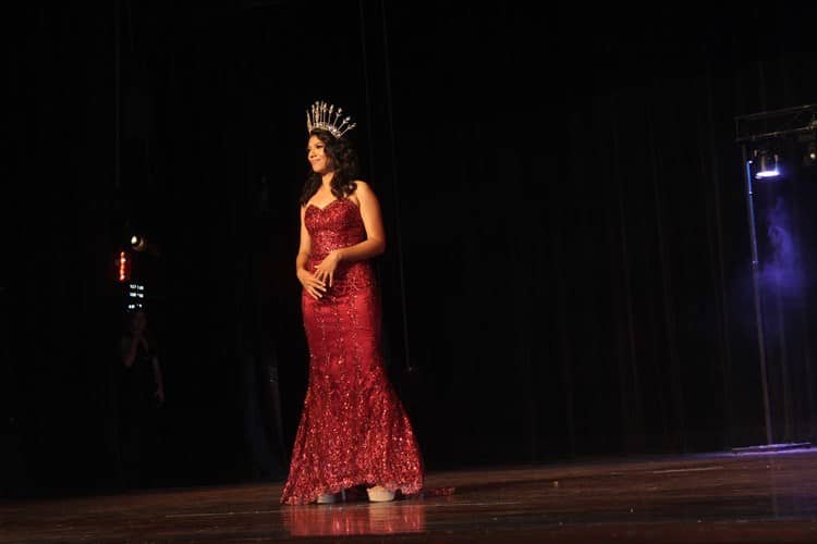 Flor Campos presentó colección The Golden Rose enfocada en las reinas de belleza