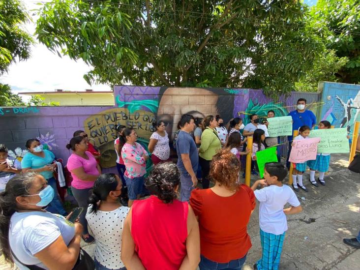 Protestan en escuela de Veracruz por falta de maestros (+Video)