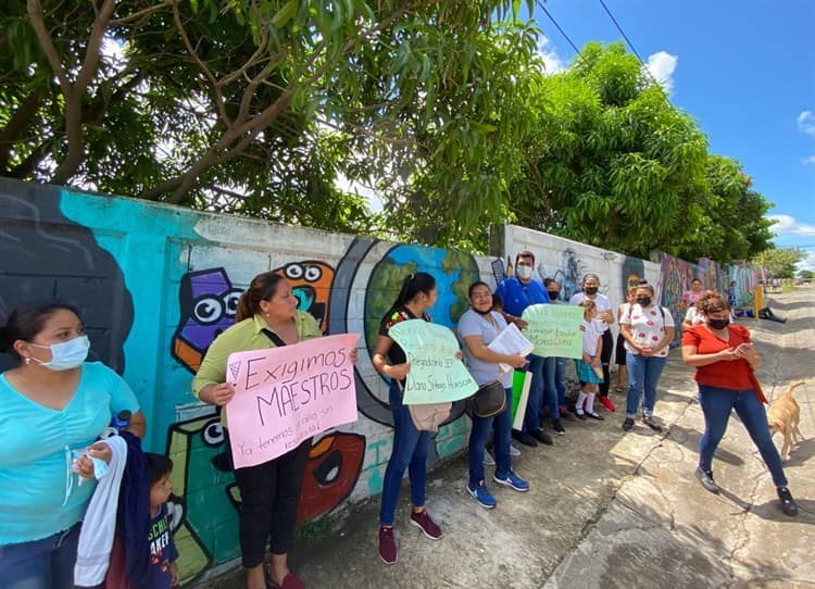 Protestan en escuela de Veracruz por falta de maestros (+Video)