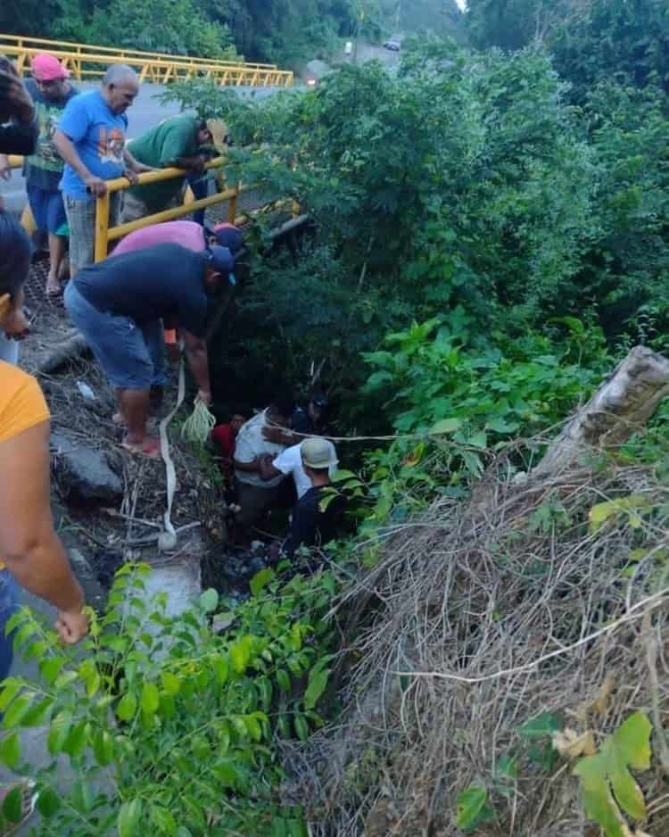 Motociclista derrapa y cae en un barranco de Cotaxtla