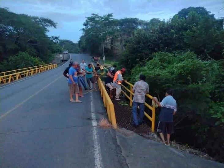 Motociclista derrapa y cae en un barranco de Cotaxtla